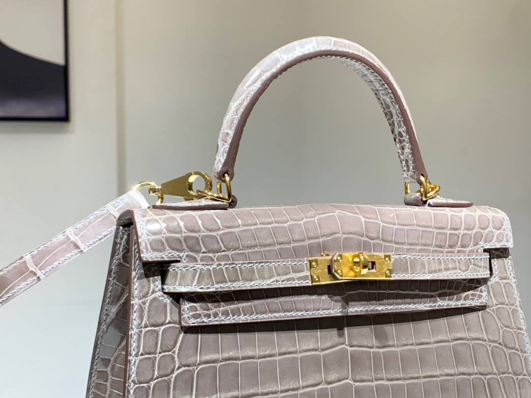Hermès(爱马仕)Kelly 亮光鳄鱼皮 大象灰 现货 金扣 25cm-拉尔森鳄鱼皮具定制 - 爱马仕包包官网 Hermès(爱马仕)Kelly 亮光鳄鱼皮 大象灰 现货 金扣 25cm