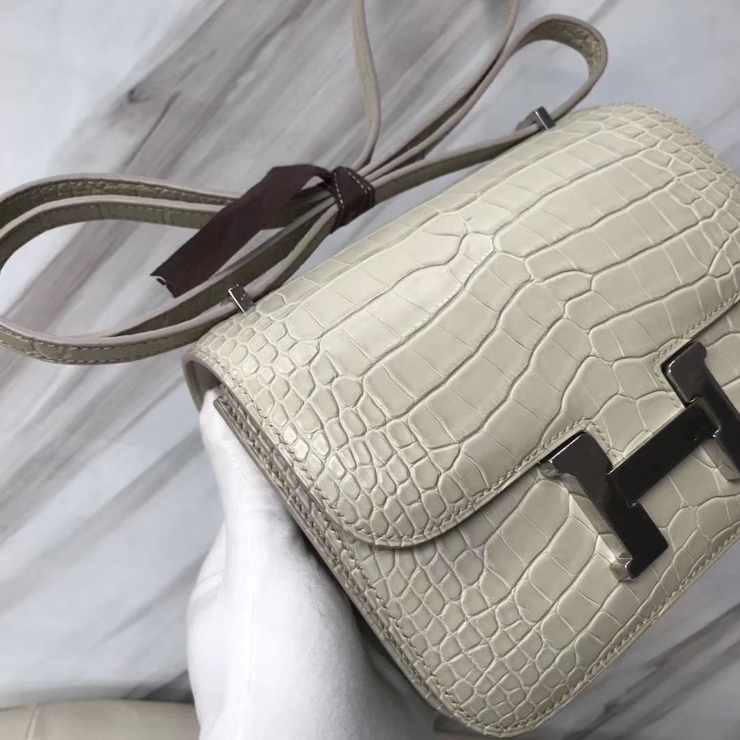 Hermès(爱马仕)Costance Crocodile matt 雾面鳄鱼 8L 奶油白 Beton 银扣 18cm-拉尔森鳄鱼皮具定制 - 爱马仕包包官网 Hermès(爱马仕)Costance Crocodile matt 雾面鳄鱼 8L 奶油白 Beton 银扣 18cm