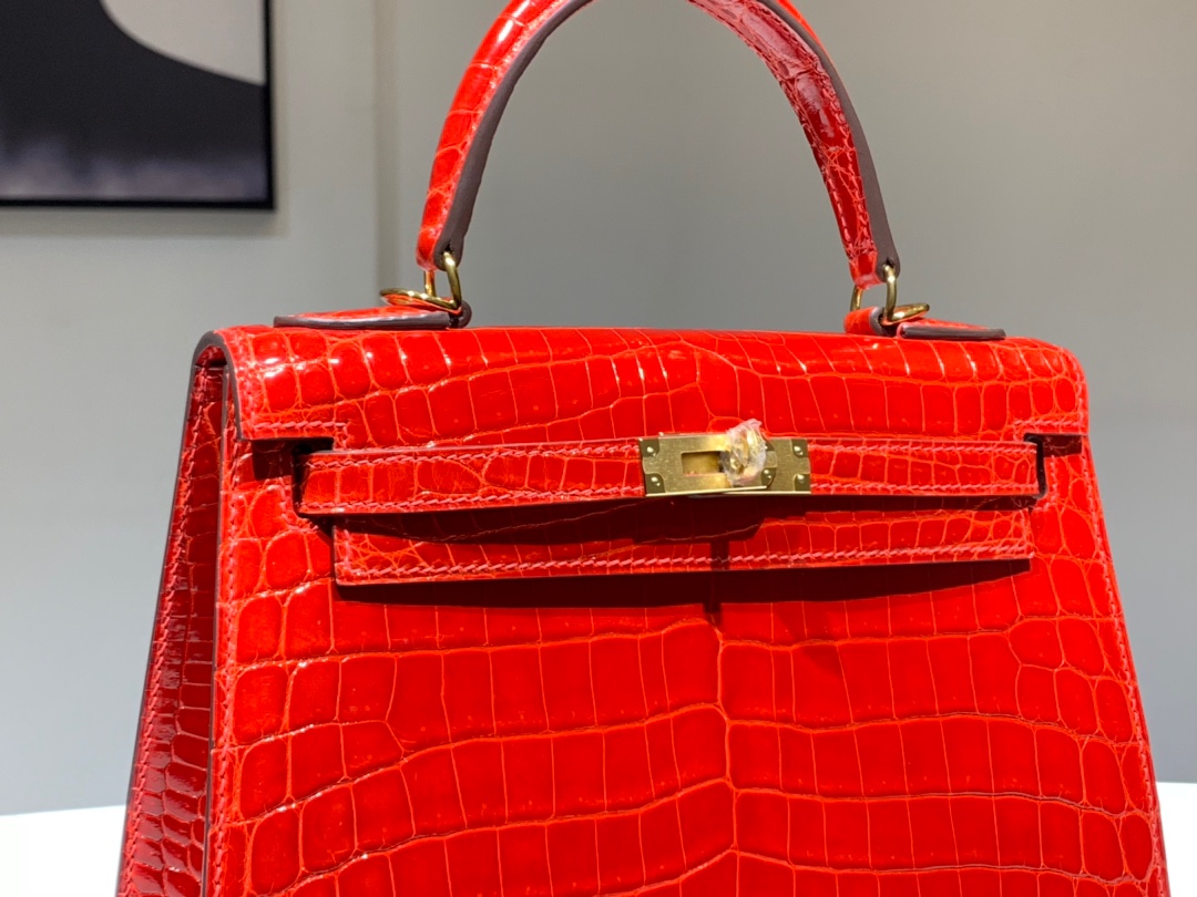 Hermès(爱马仕)Kelly 亮光鳄鱼皮 法拉利红 现货 金扣 25cm-拉尔森鳄鱼皮具定制 - 爱马仕包包官网 Hermès(爱马仕)Kelly 亮光鳄鱼皮 法拉利红 现货 金扣 25cm