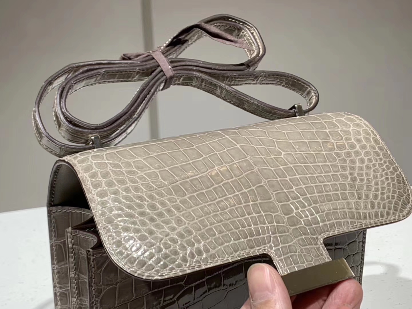 Hermès（爱马仕）Constance空姐包 鳄鱼皮 竹子绿 19CM 现货