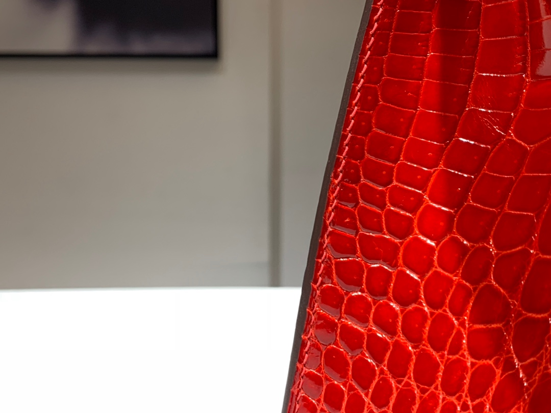 Hermès（爱马仕）Kelly 亮光鳄鱼皮 法拉利红 现货 金扣 25cm