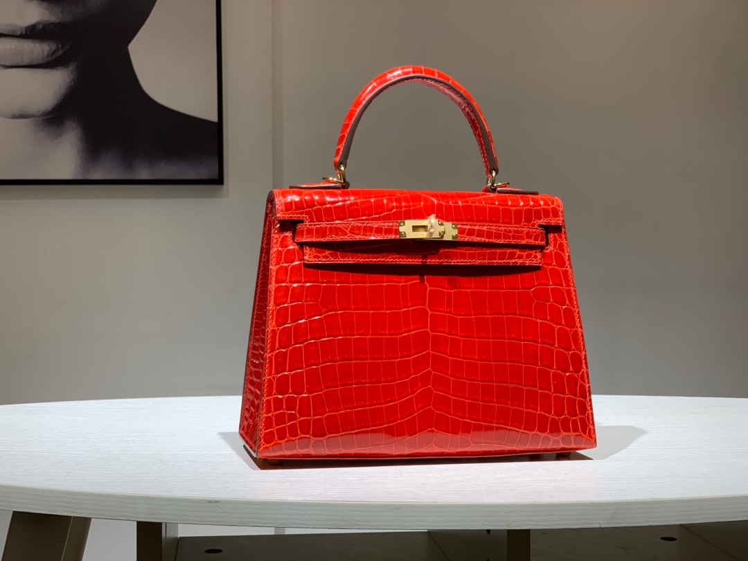 Hermès（爱马仕）Kelly 亮光鳄鱼皮 法拉利红 现货 金扣 25cm