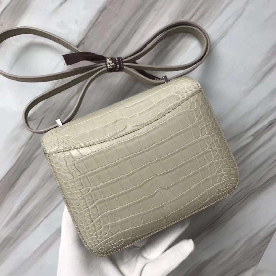 Hermès（爱马仕）Costance Crocodile matt 雾面鳄鱼 8L 奶油白 Beton 银扣 18cm