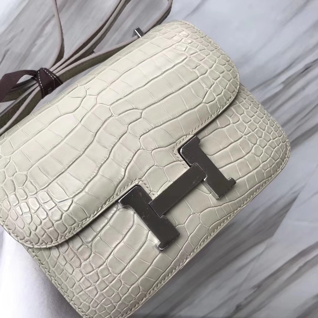 Hermès（爱马仕）Costance Crocodile matt 雾面鳄鱼 8L 奶油白 Beton 银扣 18cm