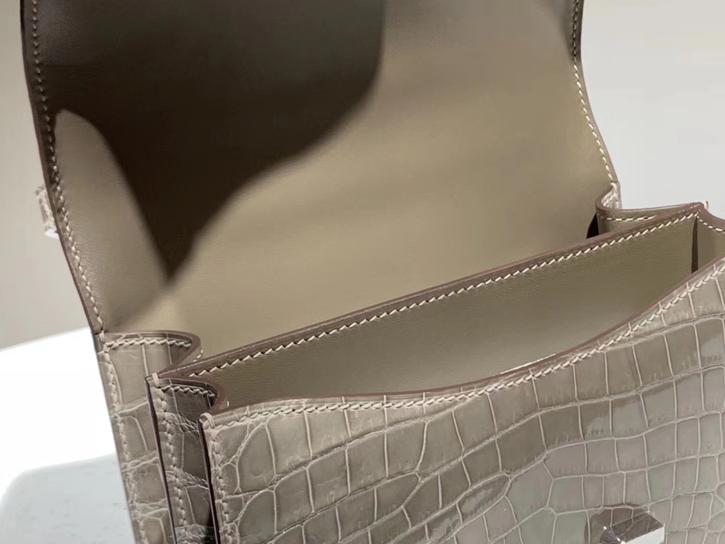 Hermès（爱马仕）Constance空姐包 鳄鱼皮 竹子绿 19CM 现货
