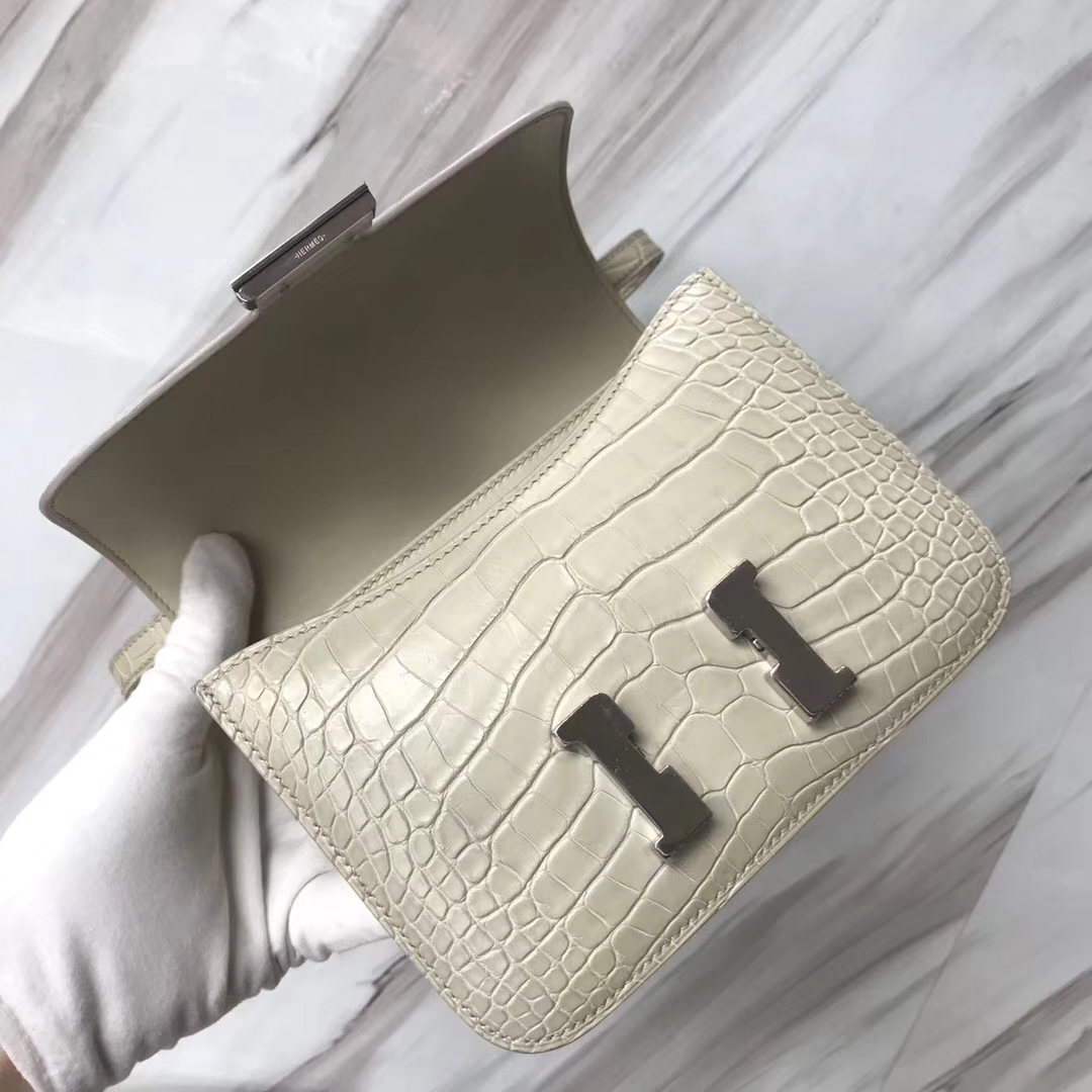 Hermès（爱马仕）Costance Crocodile matt 雾面鳄鱼 8L 奶油白 Beton 银扣 18cm