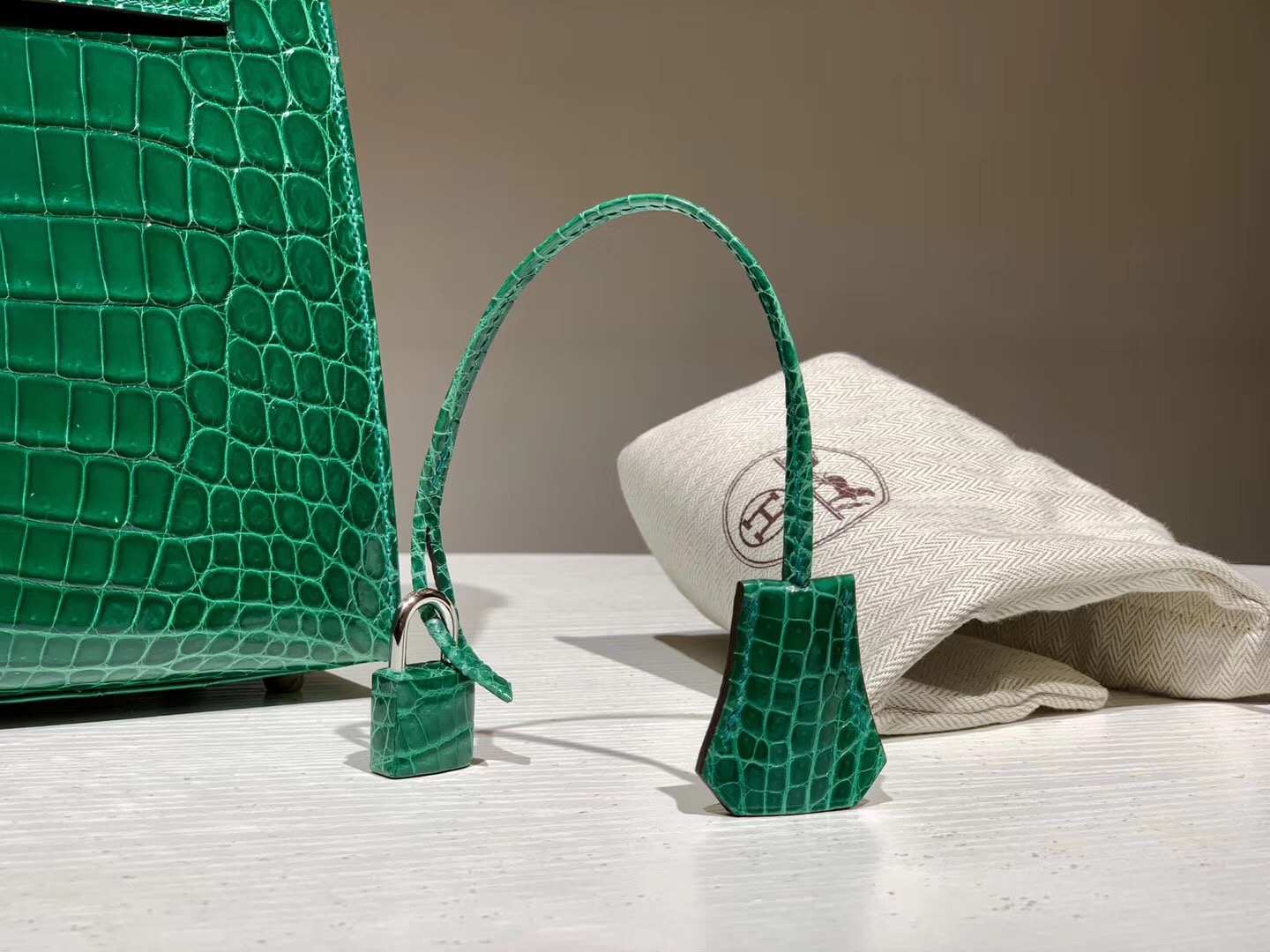 Hermès（爱马仕）Birkin 铂金包 鳄鱼皮 翡翠绿 25cm 金扣 现货