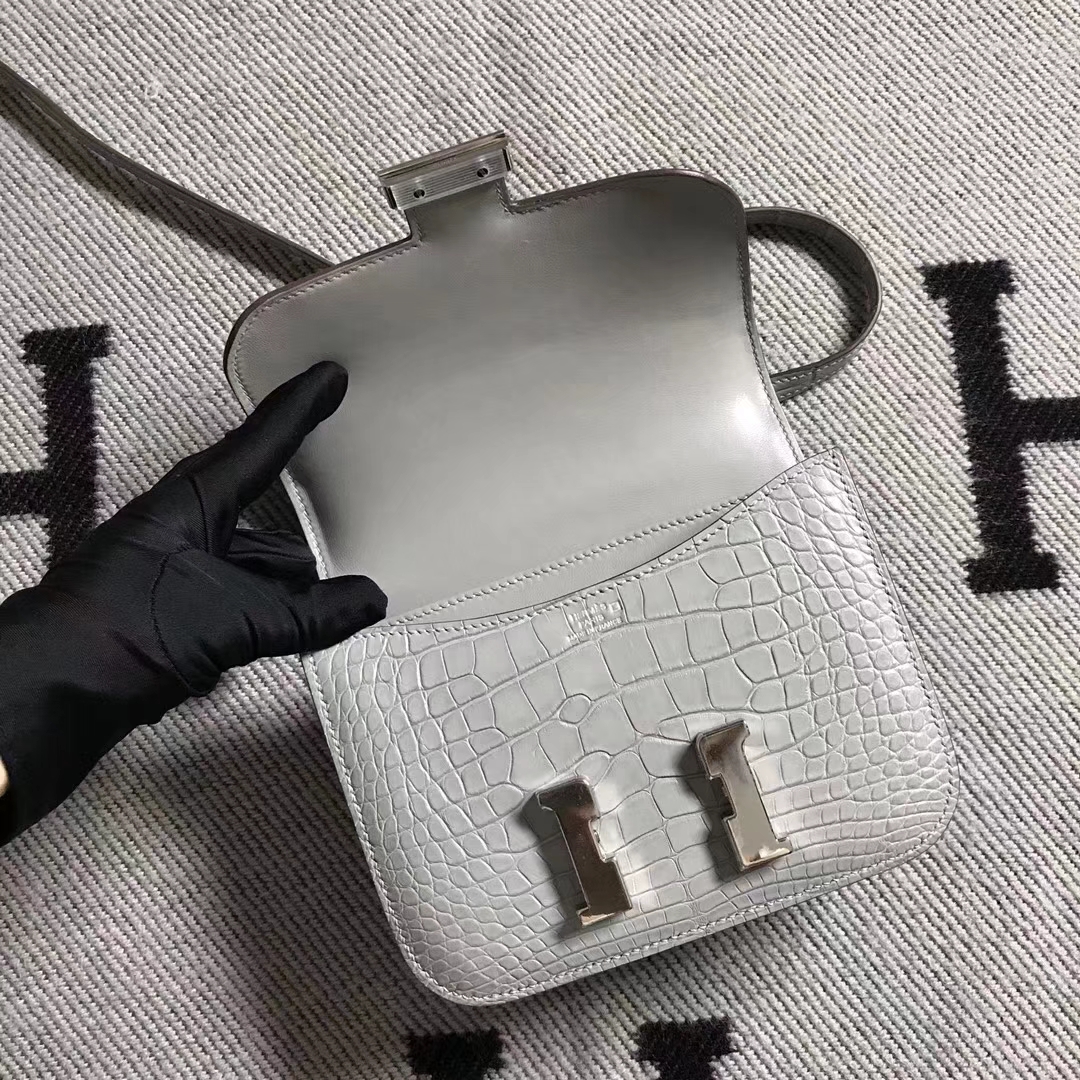Hermès（爱马仕）Constance 空姐包 珍珠灰 雾面鳄鱼 19cm 金扣 现货