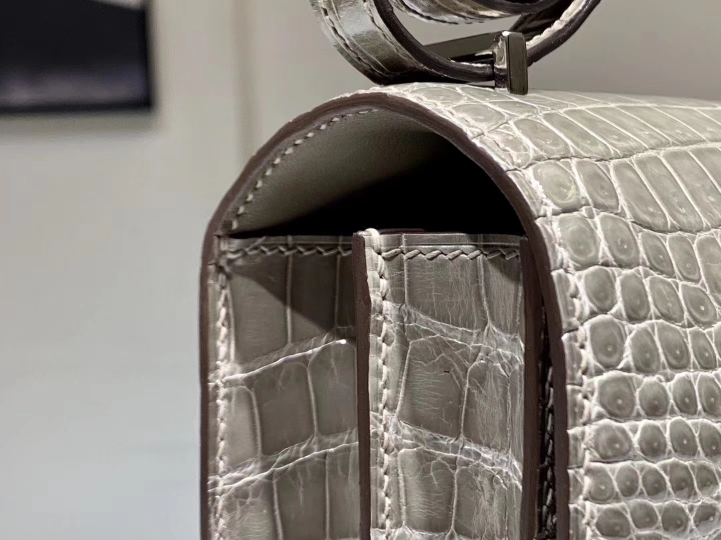 Hermès（爱马仕）Constance空姐包 鳄鱼皮 竹子绿 19CM 现货