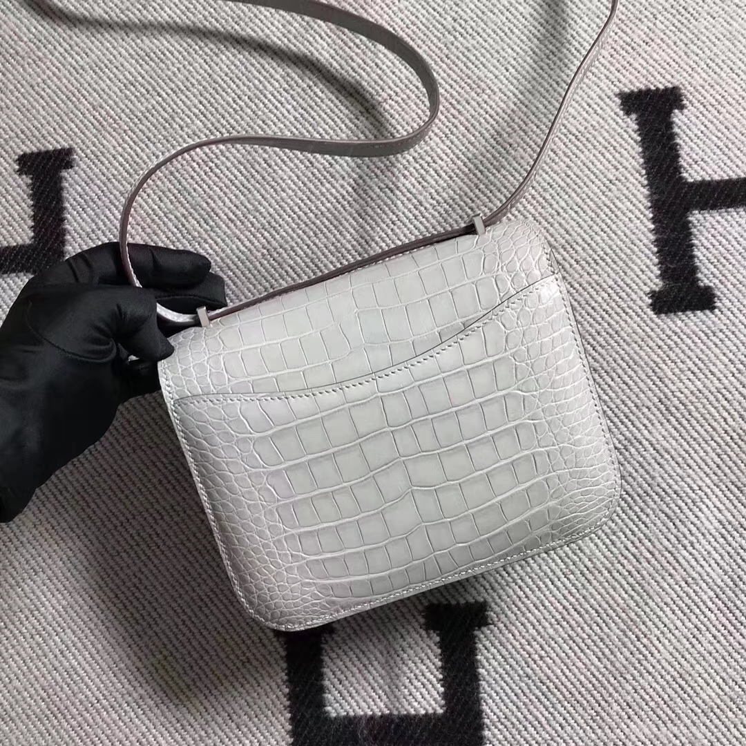 Hermès（爱马仕）Constance 空姐包 珍珠灰 雾面鳄鱼 19cm 金扣 现货