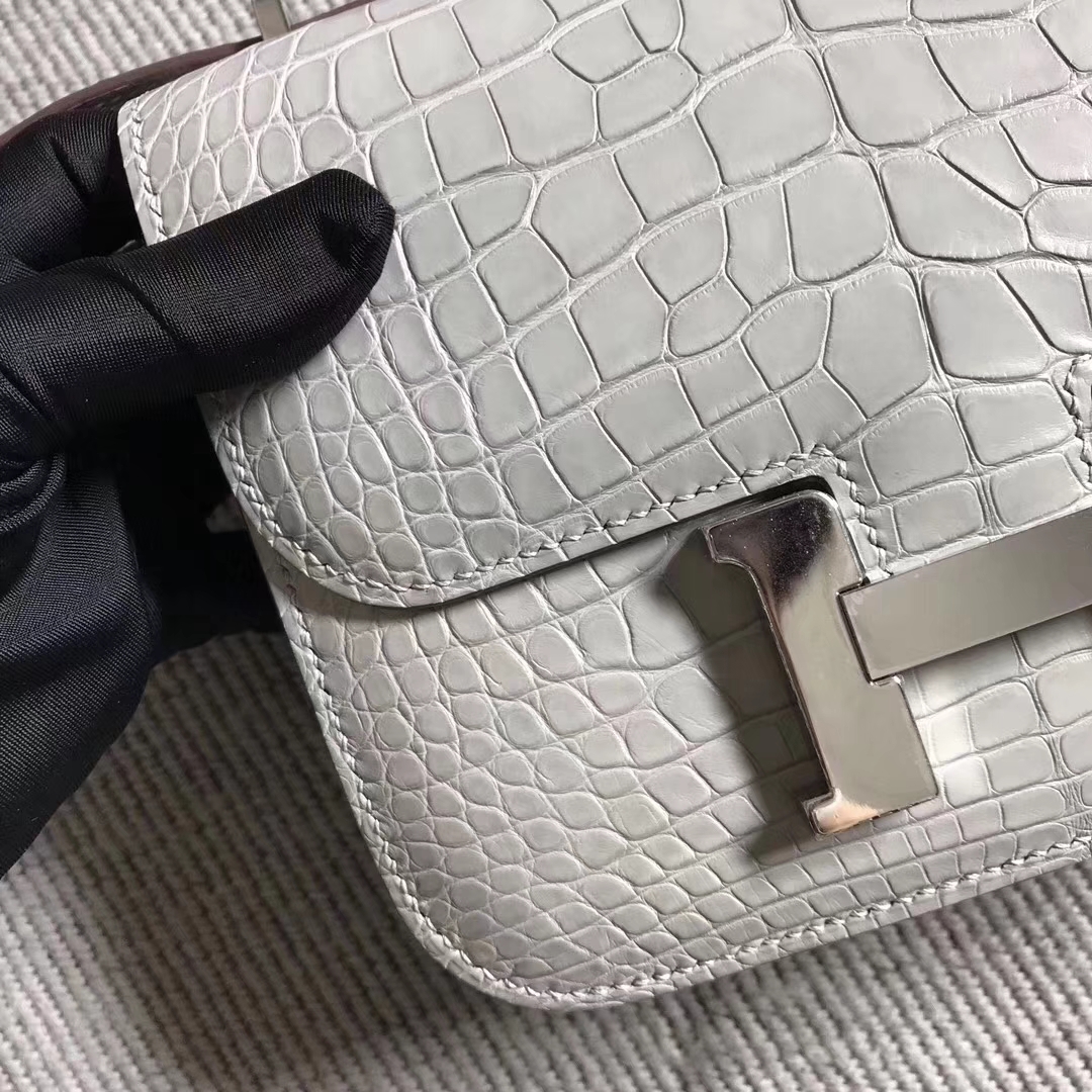 Hermès（爱马仕）Constance 空姐包 珍珠灰 雾面鳄鱼 19cm 金扣 现货