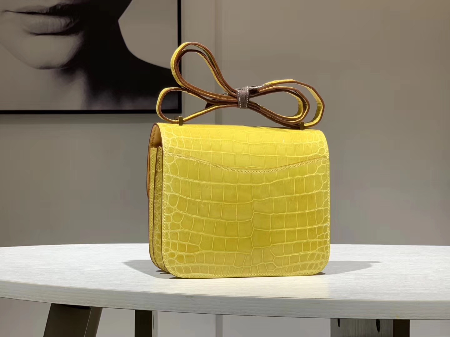 Hermès（爱马仕）Constance空姐包  鳄鱼皮 柠檬黄 19CM 现货