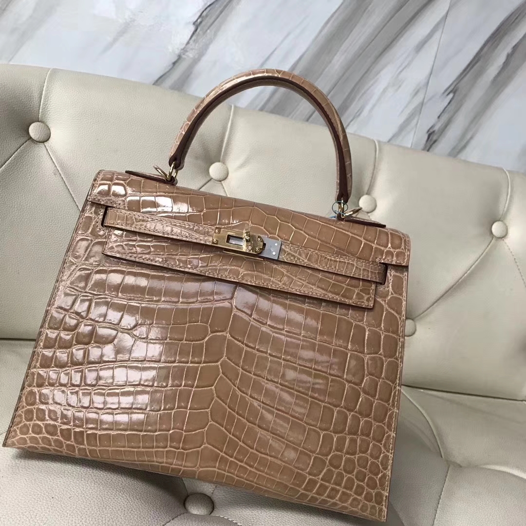 Hermès(爱马仕)Kelly 亮面尼罗鳄 1C浅杏色 顶级工艺 蜡线全手工 金扣 25cm-拉尔森鳄鱼皮具定制 - 爱马仕包包官网 Hermès(爱马仕)Kelly 亮面尼罗鳄 1C浅杏色 顶级工艺 蜡线全手工 金扣 25cm