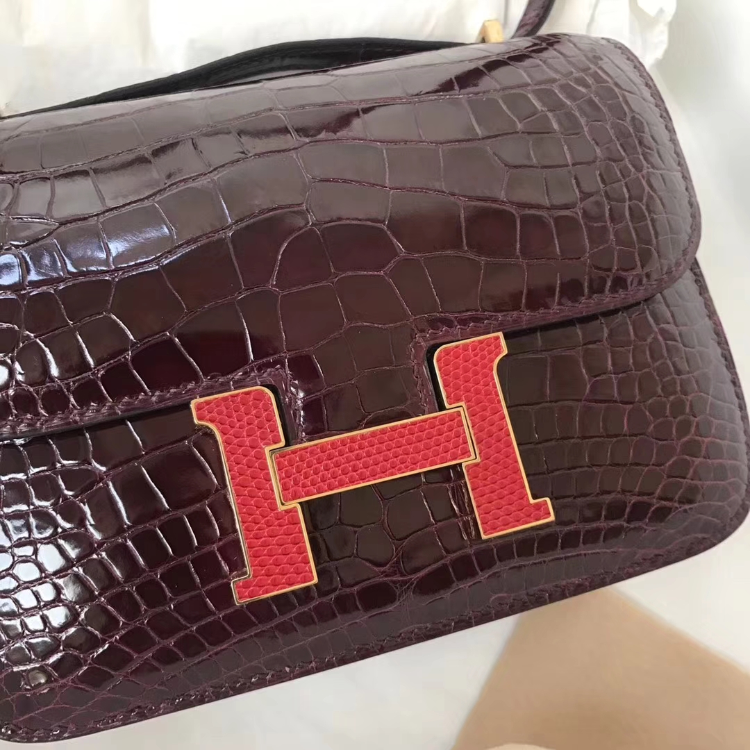 Hermès(爱马仕)Constance 亮面鳄鱼 ck57 波尔多酒红 Bordeaux 红色 蜥蜴扣 金扣 18cm-拉尔森鳄鱼皮具定制 - 爱马仕包包官网 Hermès(爱马仕)Constance 亮面鳄鱼 ck57 波尔多酒红 Bordeaux 红色 蜥蜴扣 金扣 18cm