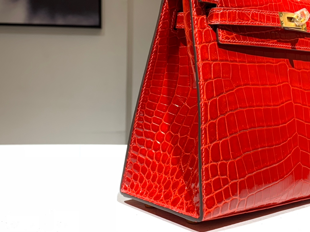 Hermès（爱马仕）Kelly 亮光鳄鱼皮 法拉利红 现货 金扣 25cm