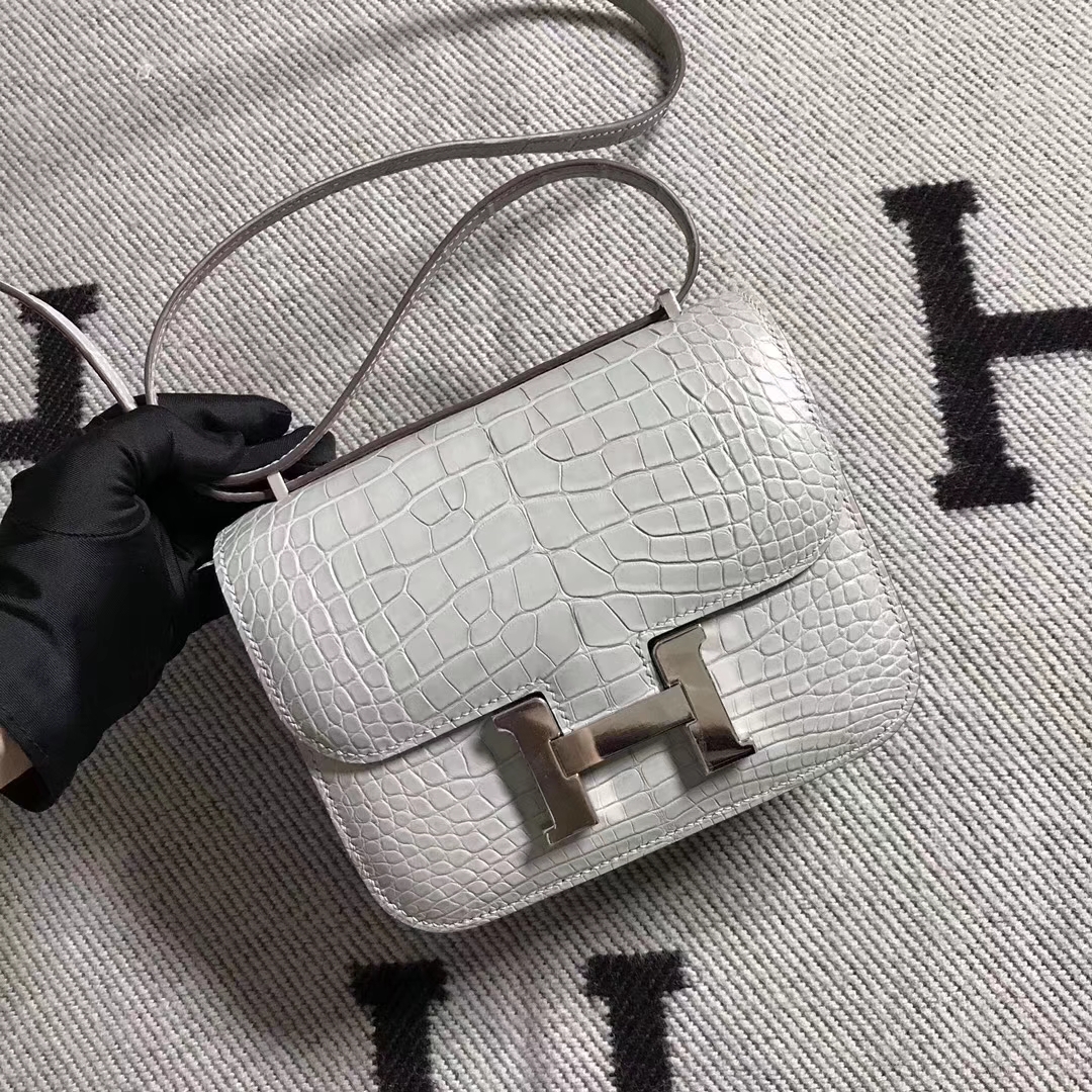 Hermès（爱马仕）Constance 空姐包 珍珠灰 雾面鳄鱼 19cm 金扣 现货