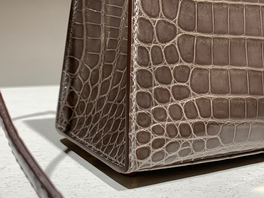 Hermès（爱马仕）Kelly 亮光鳄鱼皮 大象灰 现货 金扣 25cm