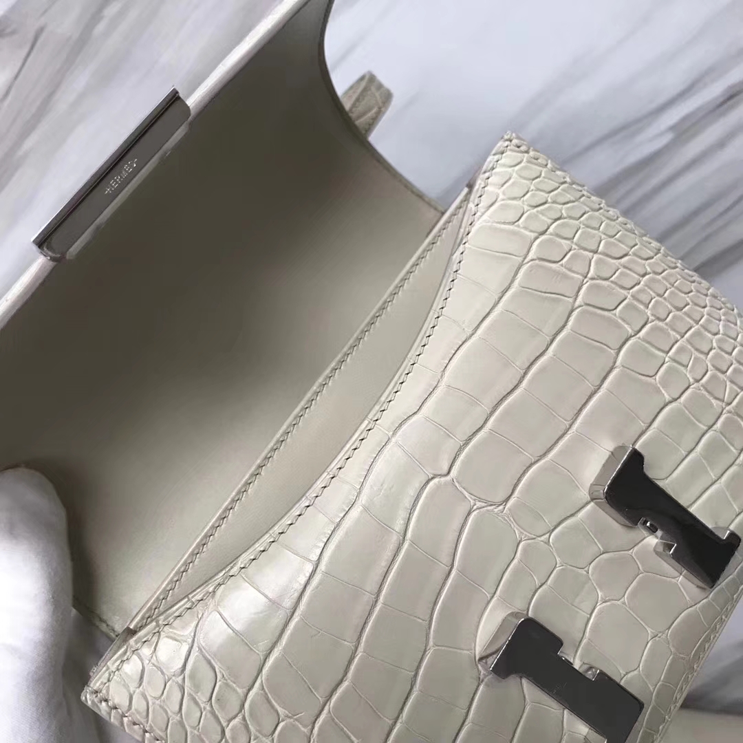 Hermès（爱马仕）Costance Crocodile matt 雾面鳄鱼 8L 奶油白 Beton 银扣 18cm