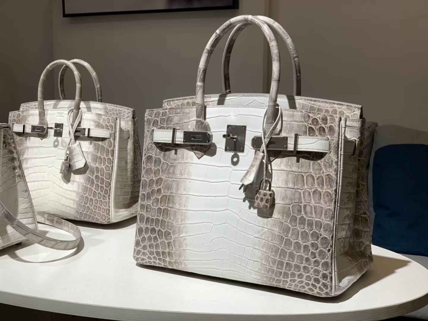Hermès(爱马仕)Kelly凯莉包 鳄鱼皮 喜马拉雅 25cm 金扣 现货-拉尔森鳄鱼皮具定制 - 爱马仕包包官网 Hermès(爱马仕)Kelly凯莉包 鳄鱼皮 喜马拉雅 25cm 金扣 现货