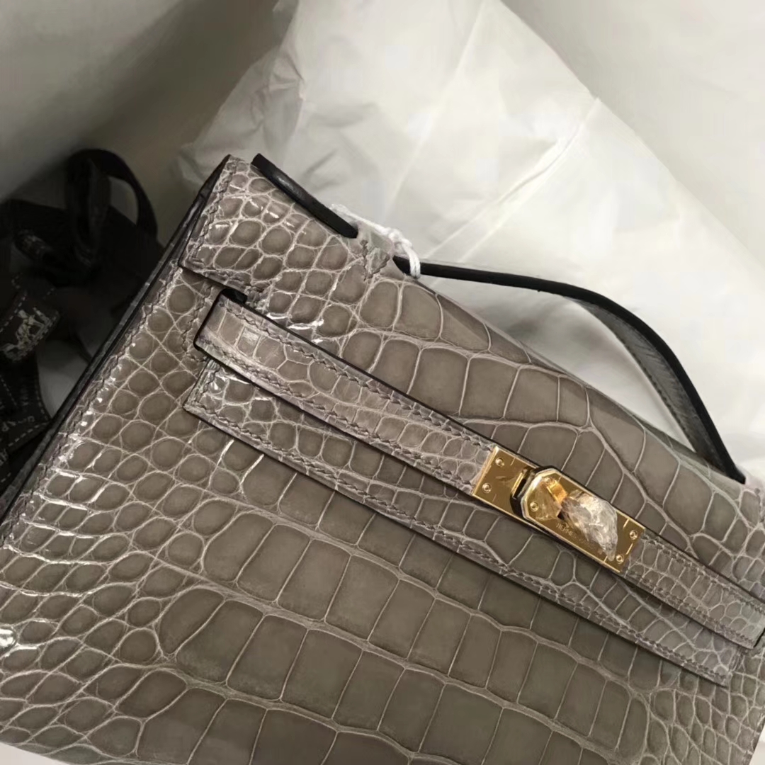 Hermès(爱马仕)Minikelly pochette 亮面鳄鱼 ck81 斑鸠灰 Gris T 金扣 22cm 手拿包-拉尔森鳄鱼皮具定制 - 爱马仕包包官网 Hermès(爱马仕)Minikelly pochette 亮面鳄鱼 ck81 斑鸠灰 Gris T 金扣 22cm 手拿包