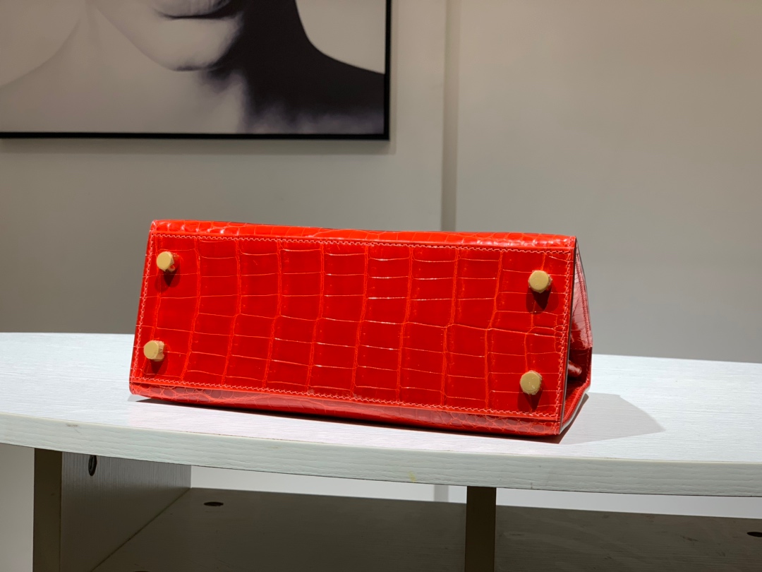 Hermès（爱马仕）Kelly 亮光鳄鱼皮 法拉利红 现货 金扣 25cm