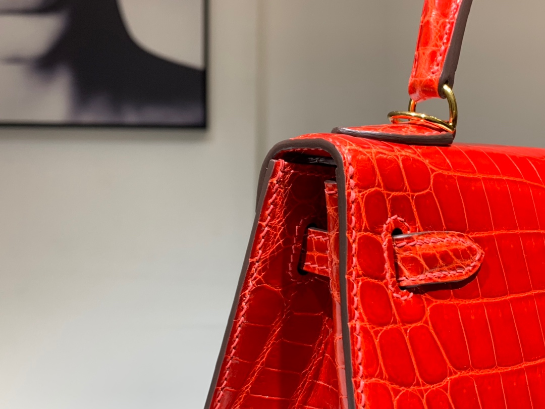 Hermès（爱马仕）Kelly 亮光鳄鱼皮 法拉利红 现货 金扣 25cm