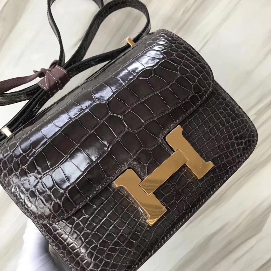 Hermès(爱马仕)Constance Alligator shiny 亮面鳄鱼 ck88 石墨灰 金扣 18cm 顶级现货-拉尔森鳄鱼皮具定制 - 爱马仕包包官网 Hermès(爱马仕)Constance Alligator shiny 亮面鳄鱼 ck88 石墨灰 金扣 18cm 顶级现货