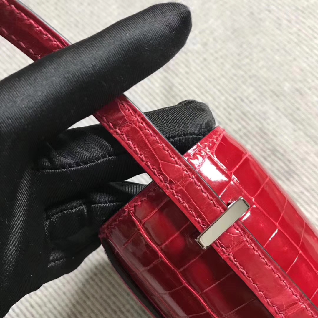 Hermès（爱马仕）极品空姐包Constance 大红色 亮面鳄鱼 银扣 19cm 现货