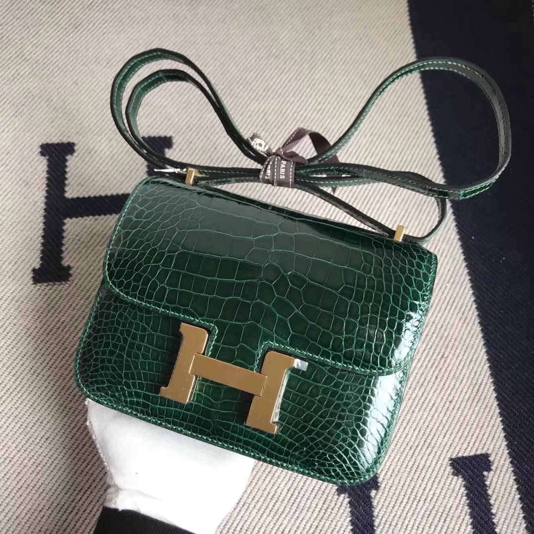 Hermès(爱马仕)Constance空姐包 Alligator shiny 亮面鳄鱼 ck67 祖母绿 金扣 顶级现货 18cm-拉尔森鳄鱼皮具定制 - 爱马仕包包官网 Hermès(爱马仕)Constance空姐包 Alligator shiny 亮面鳄鱼 ck67 祖母绿 金扣 顶级现货 18cm