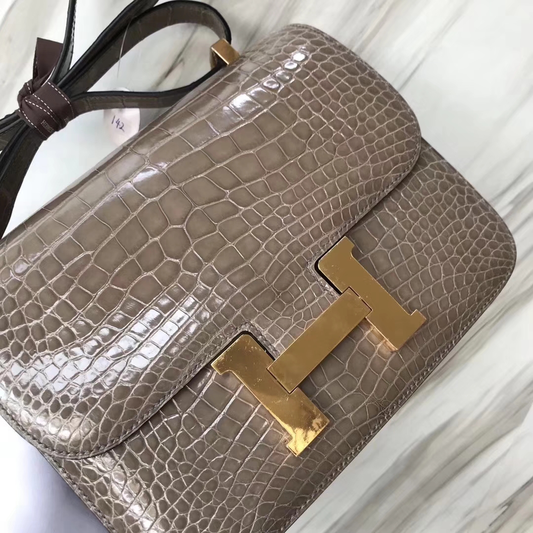 Hermès(爱马仕)Constance空姐包 Alligator shiny 亮面鳄鱼 ck81 斑鸠灰 金扣 顶级手缝 24cm-拉尔森鳄鱼皮具定制 - 爱马仕包包官网 Hermès(爱马仕)Constance空姐包 Alligator shiny 亮面鳄鱼 ck81 斑鸠灰 金扣 顶级手缝 24cm