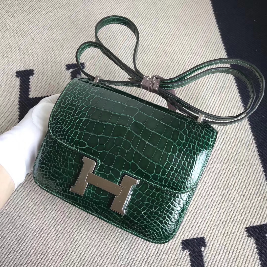 Hermès（爱马仕）Constance空姐包 Alligator shiny 亮面鳄鱼  ck67 祖母绿 银扣 顶级现货 18cm