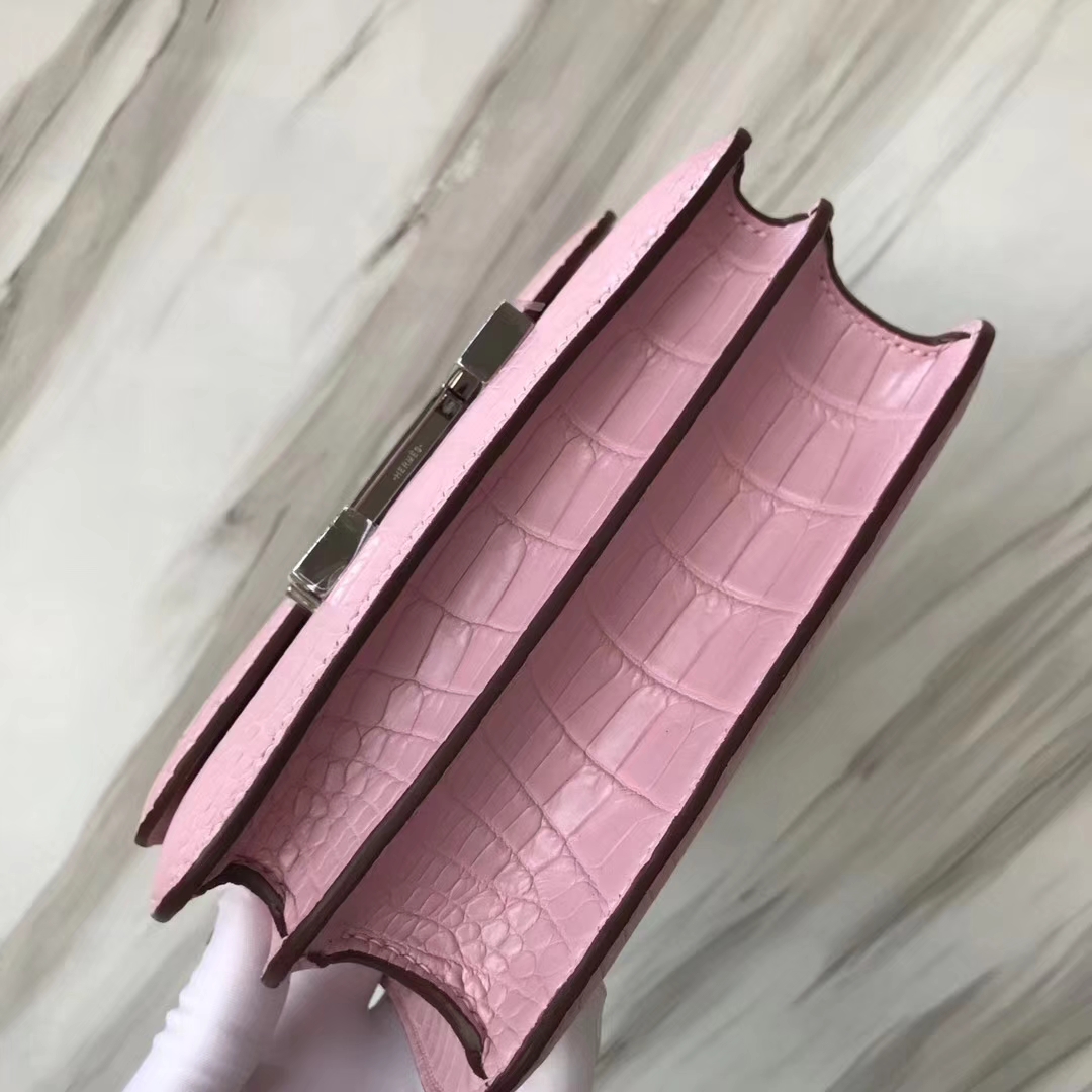Hermès（爱马仕）Constance空姐包 Crocodile matt 雾面鳄鱼 5p 樱花粉 银扣 18cm 顶级现货