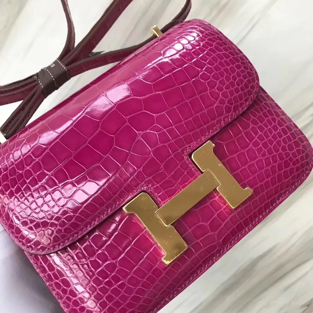 Hermès(爱马仕)Constance空姐包 Alligator shiny 亮面鳄鱼 J5 天方夜谭粉紫 金扣 18cm 顶级现货-拉尔森鳄鱼皮具定制 - 爱马仕包包官网 Hermès(爱马仕)Constance空姐包 Alligator shiny 亮面鳄鱼 J5 天方夜谭粉紫 金扣 18cm 顶级现货