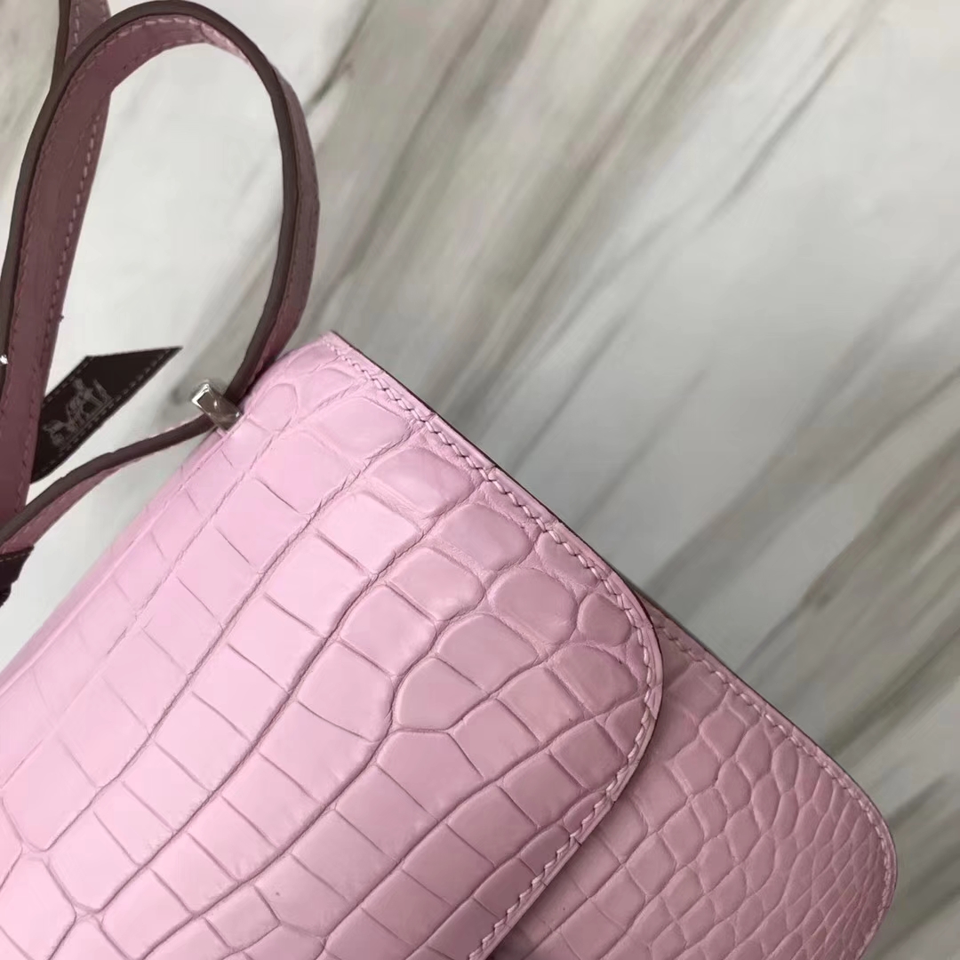 Hermès（爱马仕）Constance空姐包 Crocodile matt 雾面鳄鱼 5p 樱花粉 银扣 18cm 顶级现货