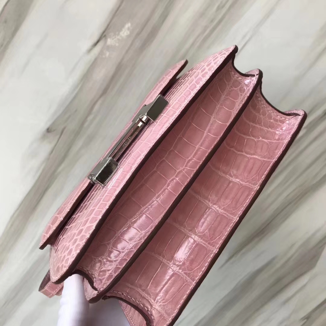 Hermès（爱马仕）Constance空姐包 Alligator shiny 亮面鳄鱼 5Z 印度粉 银扣 18cm 顶级现货