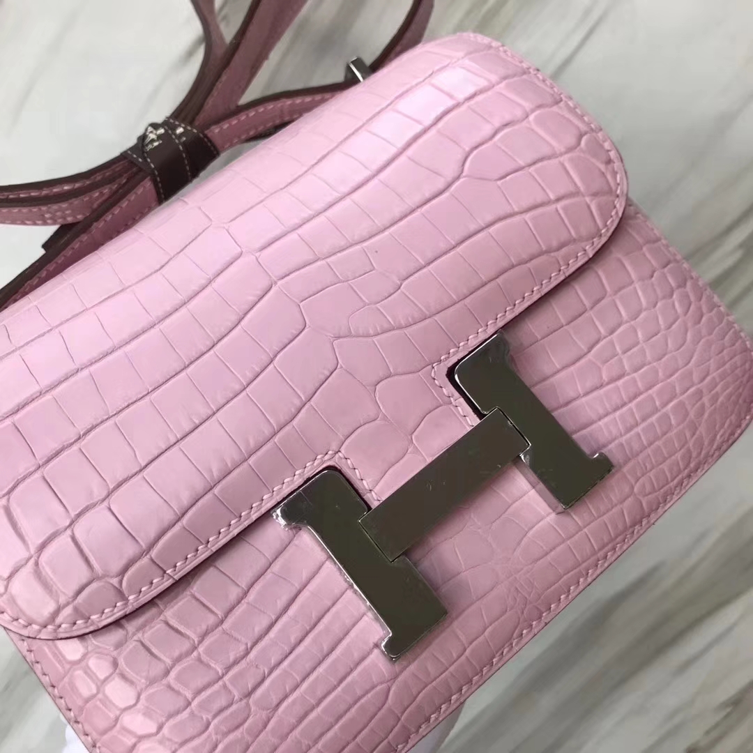 Hermès(爱马仕)Constance空姐包 Crocodile matt 雾面鳄鱼 5p 樱花粉 银扣 18cm 顶级现货-拉尔森鳄鱼皮具定制 - 爱马仕包包官网 Hermès(爱马仕)Constance空姐包 Crocodile matt 雾面鳄鱼 5p 樱花粉 银扣 18cm 顶级现货