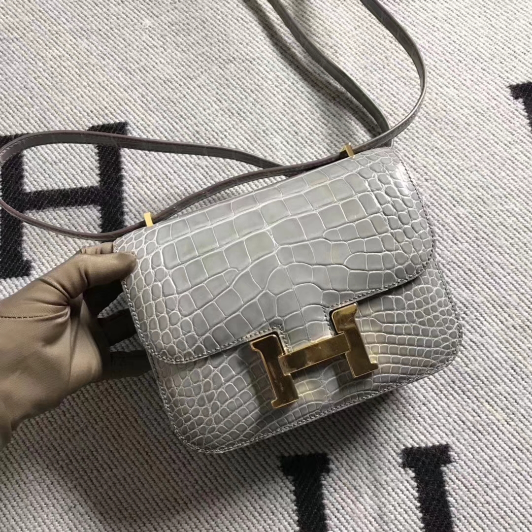 Hermès(爱马仕)空姐包 斑鸠灰 美洲鳄 金扣 现货 19cm-拉尔森鳄鱼皮具定制 - 爱马仕包包官网 Hermès(爱马仕)空姐包 斑鸠灰 美洲鳄 金扣 现货 19cm