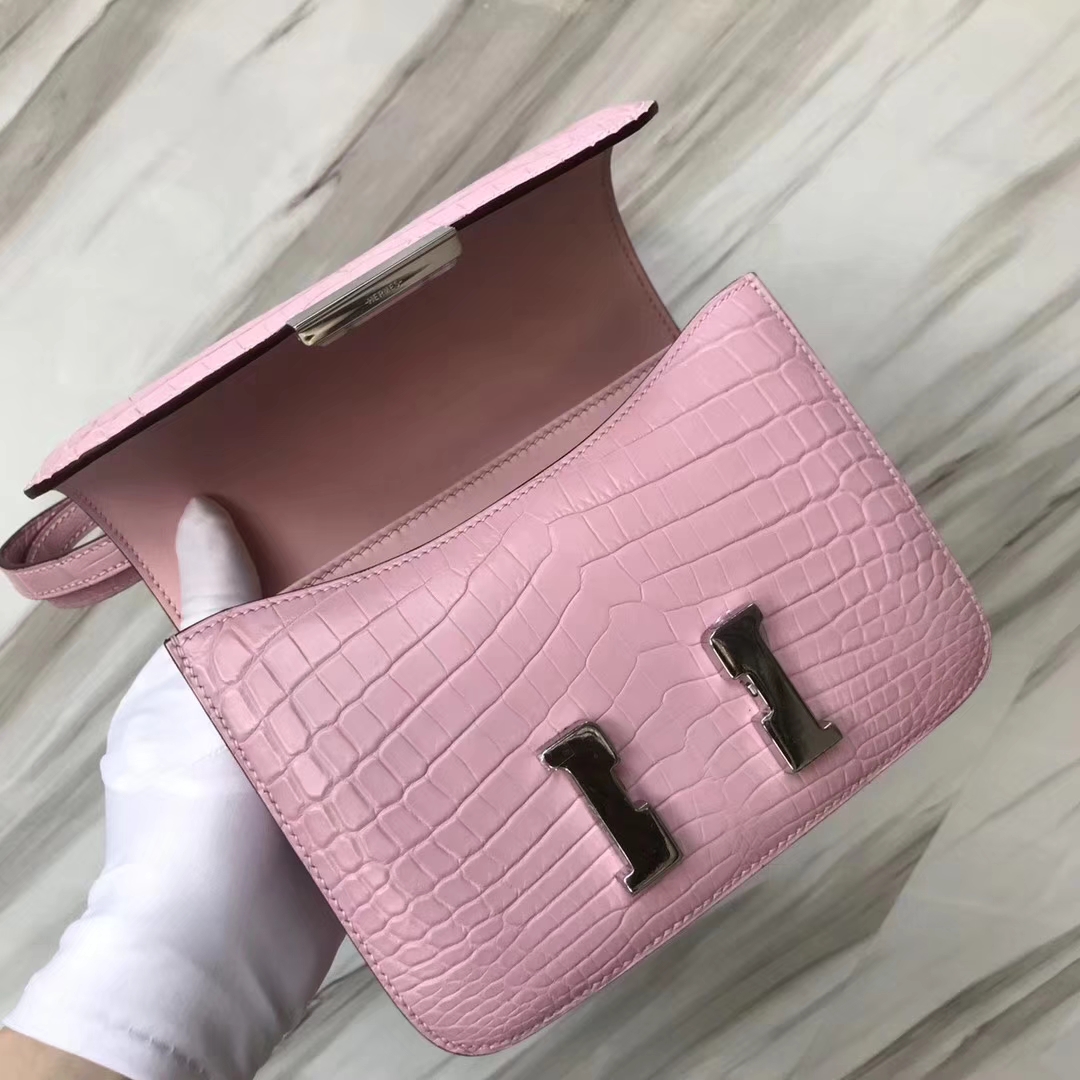 Hermès（爱马仕）Constance空姐包 Crocodile matt 雾面鳄鱼 5p 樱花粉 银扣 18cm 顶级现货