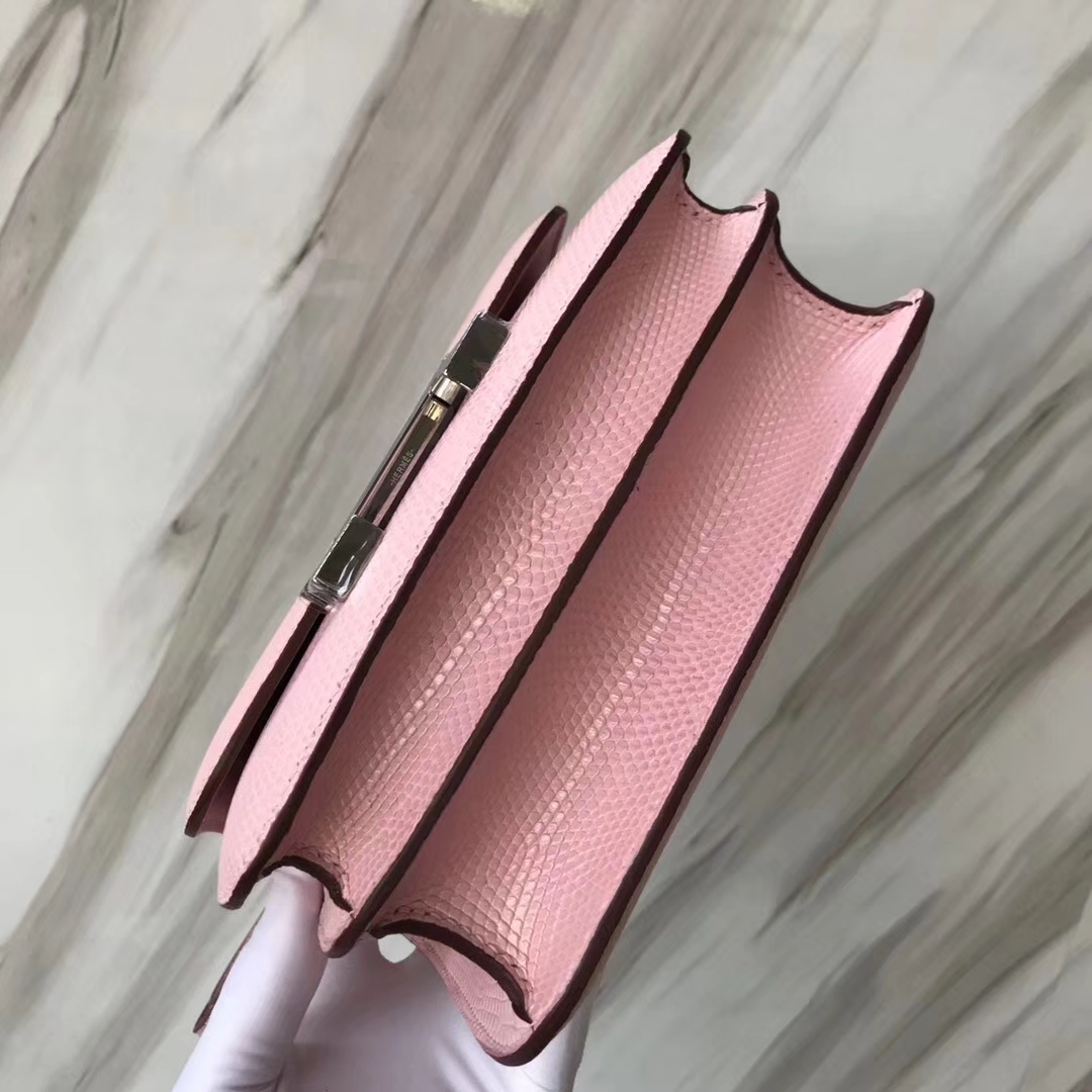 Hermès（爱马仕）Constance空姐包 Lizard 进口亮面蜥蜴 芭比粉 银扣 18cm