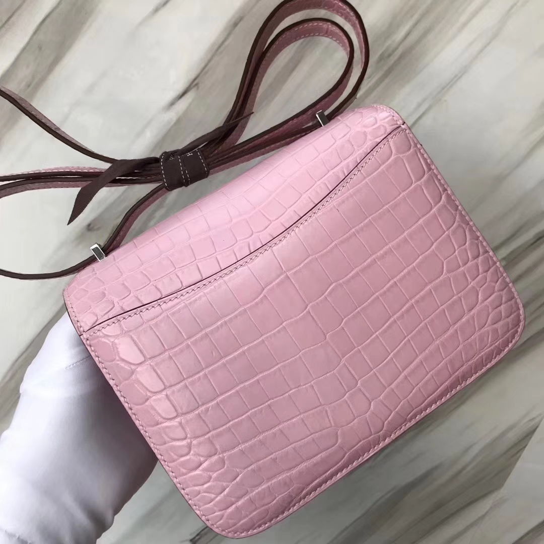 Hermès（爱马仕）Constance空姐包 Crocodile matt 雾面鳄鱼 5p 樱花粉 银扣 18cm 顶级现货