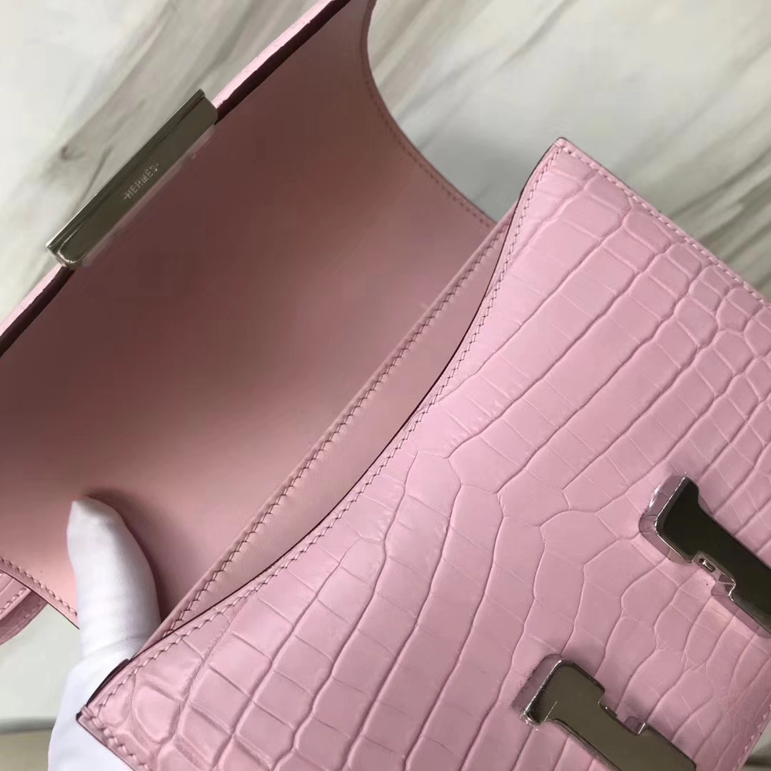 Hermès（爱马仕）Constance空姐包 Crocodile matt 雾面鳄鱼 5p 樱花粉 银扣 18cm 顶级现货