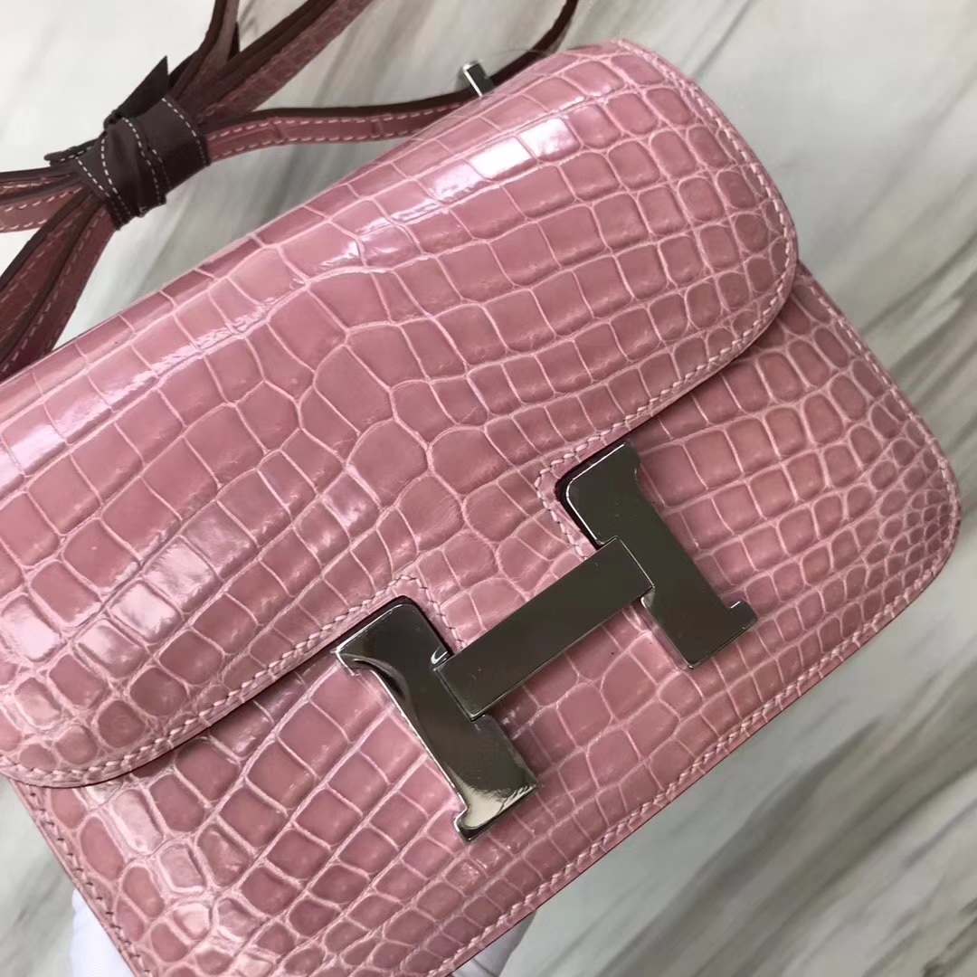 Hermès(爱马仕)Constance空姐包 Alligator shiny 亮面鳄鱼 5Z 印度粉 银扣 18cm 顶级现货-拉尔森鳄鱼皮具定制 - 爱马仕包包官网 Hermès(爱马仕)Constance空姐包 Alligator shiny 亮面鳄鱼 5Z 印度粉 银扣 18cm 顶级现货