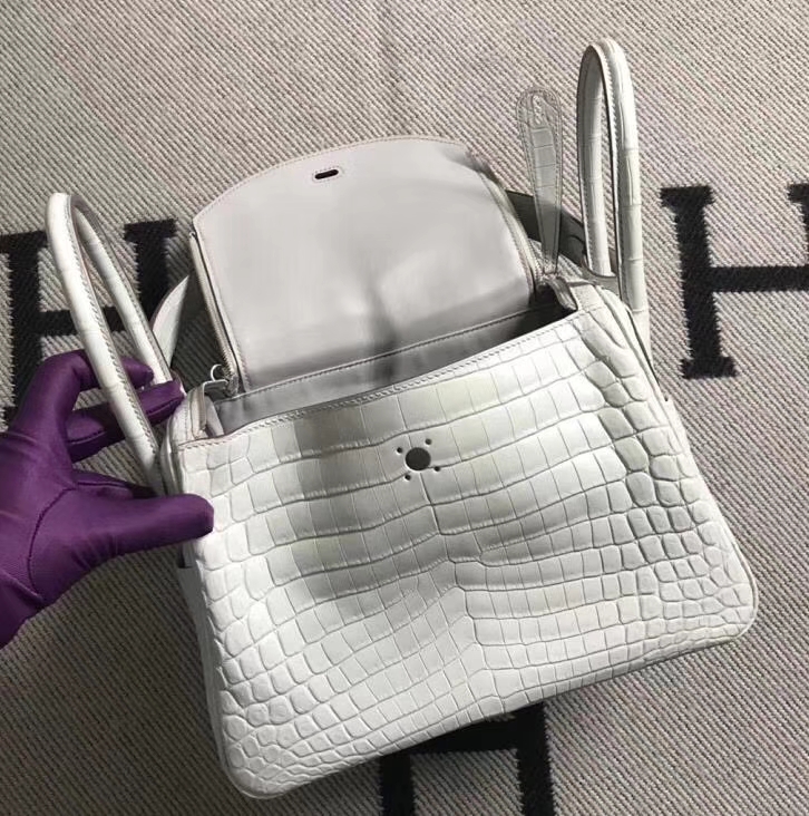 Hermès(爱马仕)Lindy琳迪包 雾面鳄鱼皮珍珠灰 银扣 26cm-拉尔森鳄鱼皮具定制 - 爱马仕包包官网 Hermès(爱马仕)Lindy琳迪包 雾面鳄鱼皮珍珠灰 银扣 26cm