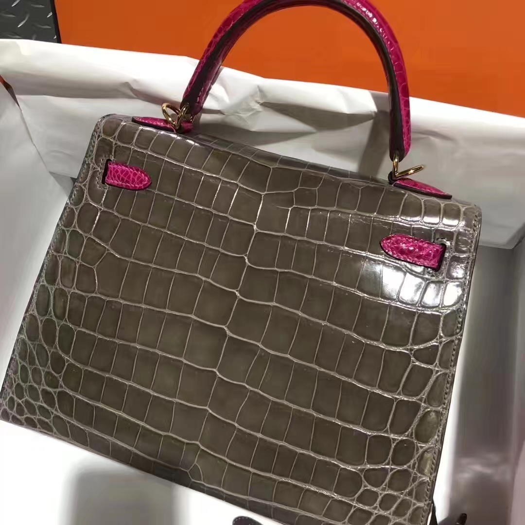 Hermès(爱马仕)Kelly凯莉包 亮面鳄鱼 ck81 斑鸠灰 Gris TJ5 天方夜谭粉紫 金扣 马蹄印 25cm-拉尔森鳄鱼皮具定制 - 爱马仕包包官网 Hermès(爱马仕)Kelly凯莉包 亮面鳄鱼 ck81 斑鸠灰 Gris TJ5 天方夜谭粉紫 金扣 马蹄印 25cm