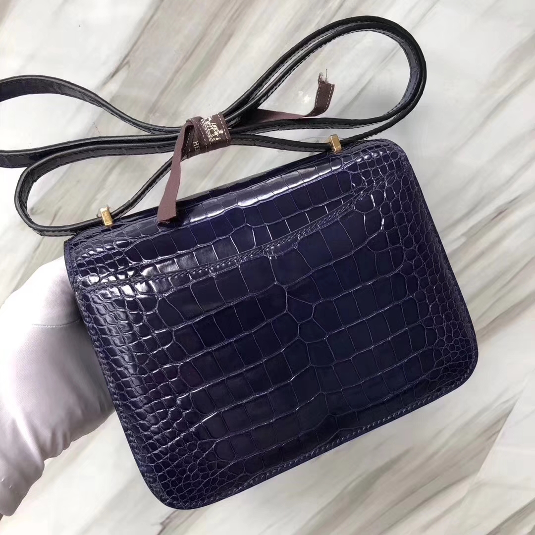 Hermès（爱马仕）Constance18cm Alligator shiny 亮面鳄鱼 M3 墨水蓝 金扣 现货
