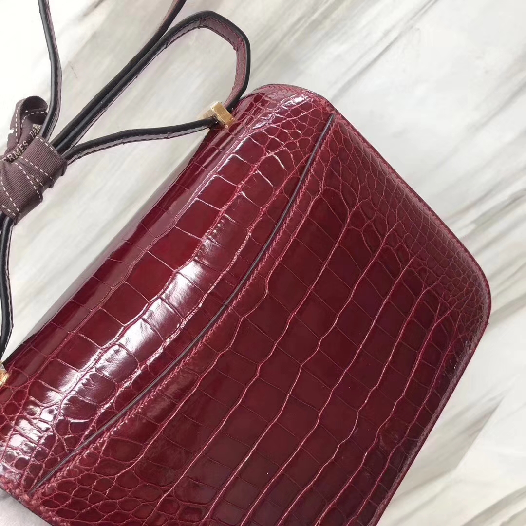 Hermès(爱马仕)Constance空姐包 Alligator shiny 亮面鳄鱼 F5 勃艮第酒红 金扣 18cm-拉尔森鳄鱼皮具定制 - 爱马仕包包官网 Hermès(爱马仕)Constance空姐包 Alligator shiny 亮面鳄鱼 F5 勃艮第酒红 金扣 18cm