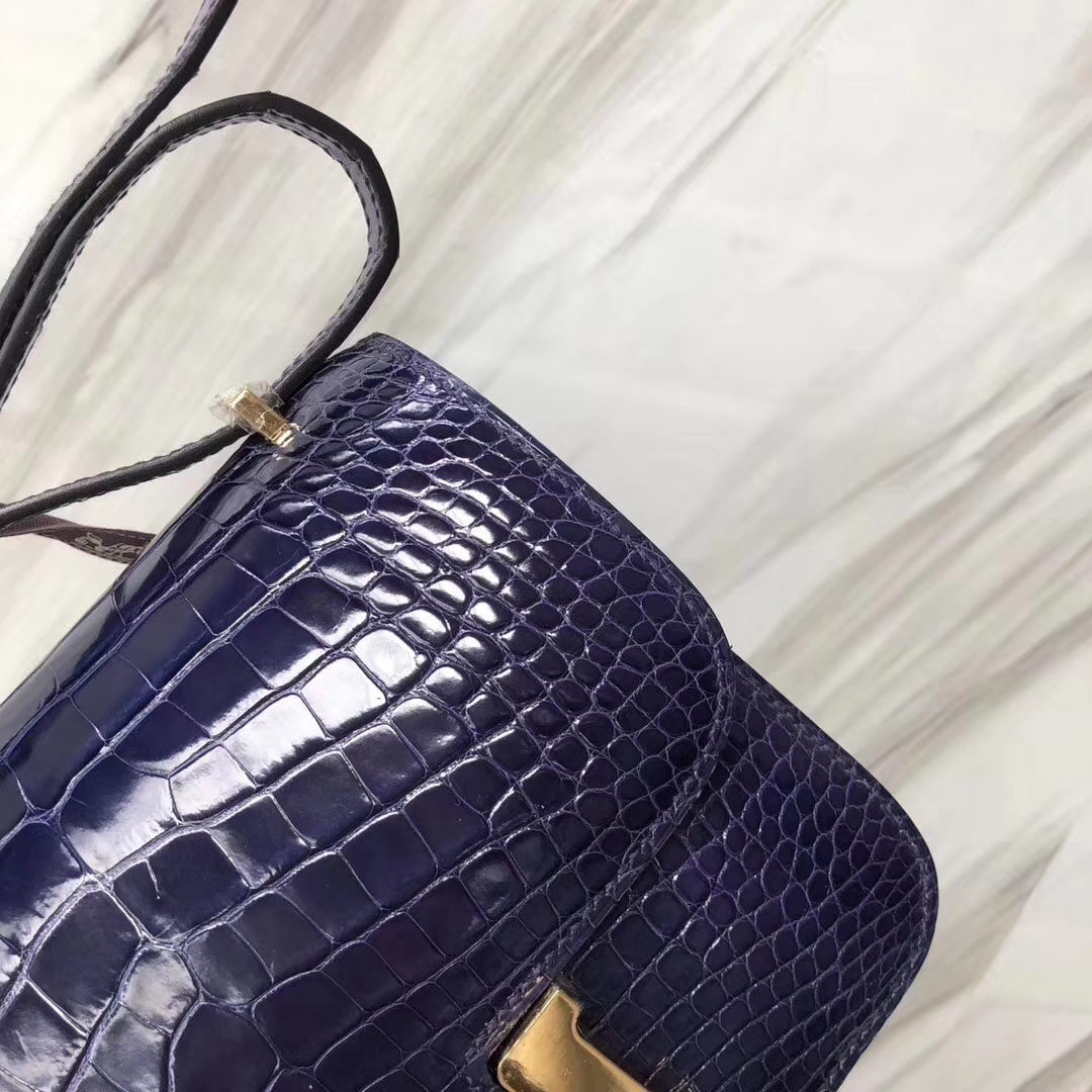 Hermès（爱马仕）Constance18cm Alligator shiny 亮面鳄鱼 M3 墨水蓝 金扣 现货