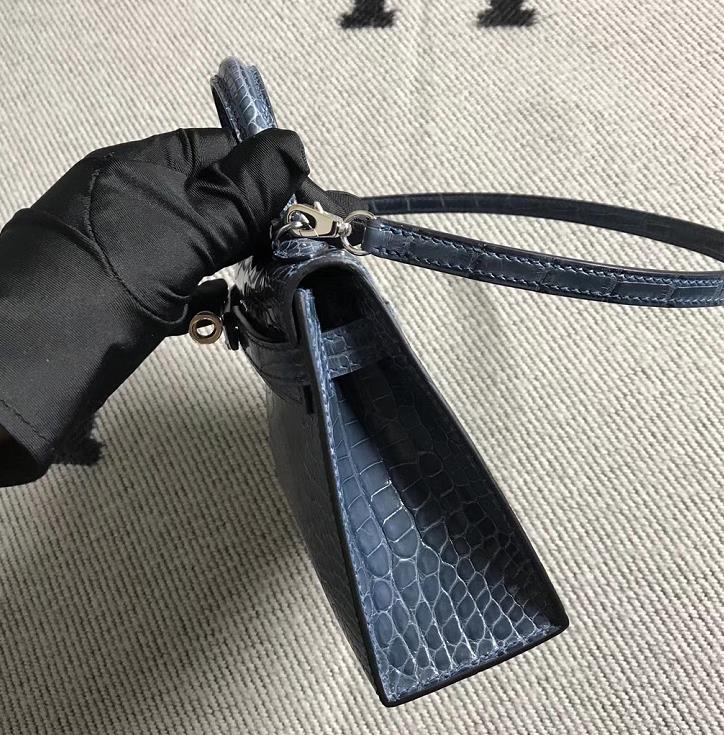 Hermès(爱马仕)mini 迷你凯莉 风暴蓝 美洲鳄鱼方块 银扣 2代-拉尔森鳄鱼皮具定制 - 爱马仕包包官网 Hermès(爱马仕)mini 迷你凯莉 风暴蓝 美洲鳄鱼方块 银扣 2代