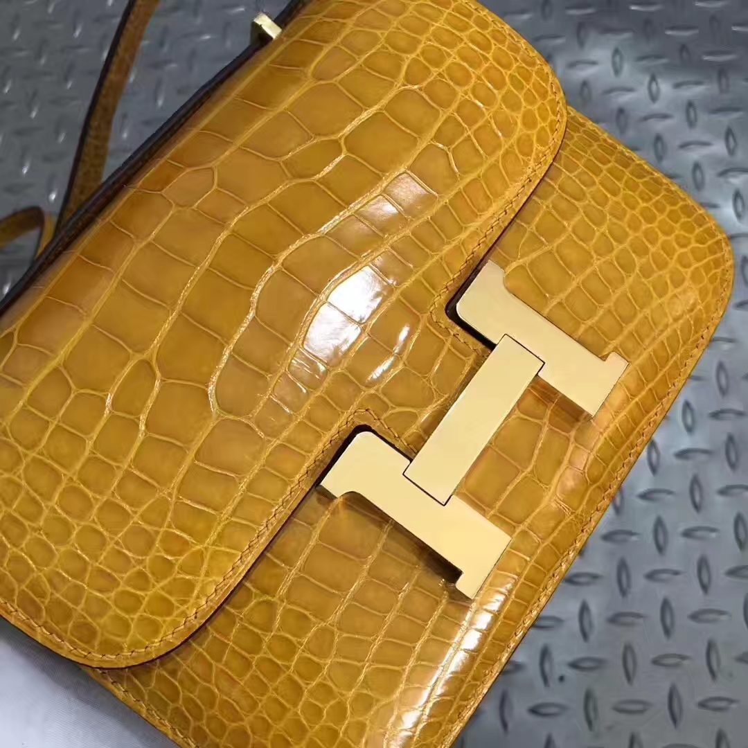Hermès(爱马仕)Constance 空姐包 亮面鳄鱼9D 琥珀黄 ambre 金扣 18cm-拉尔森鳄鱼皮具定制 - 爱马仕包包官网 Hermès(爱马仕)Constance 空姐包 亮面鳄鱼9D 琥珀黄 ambre 金扣 18cm