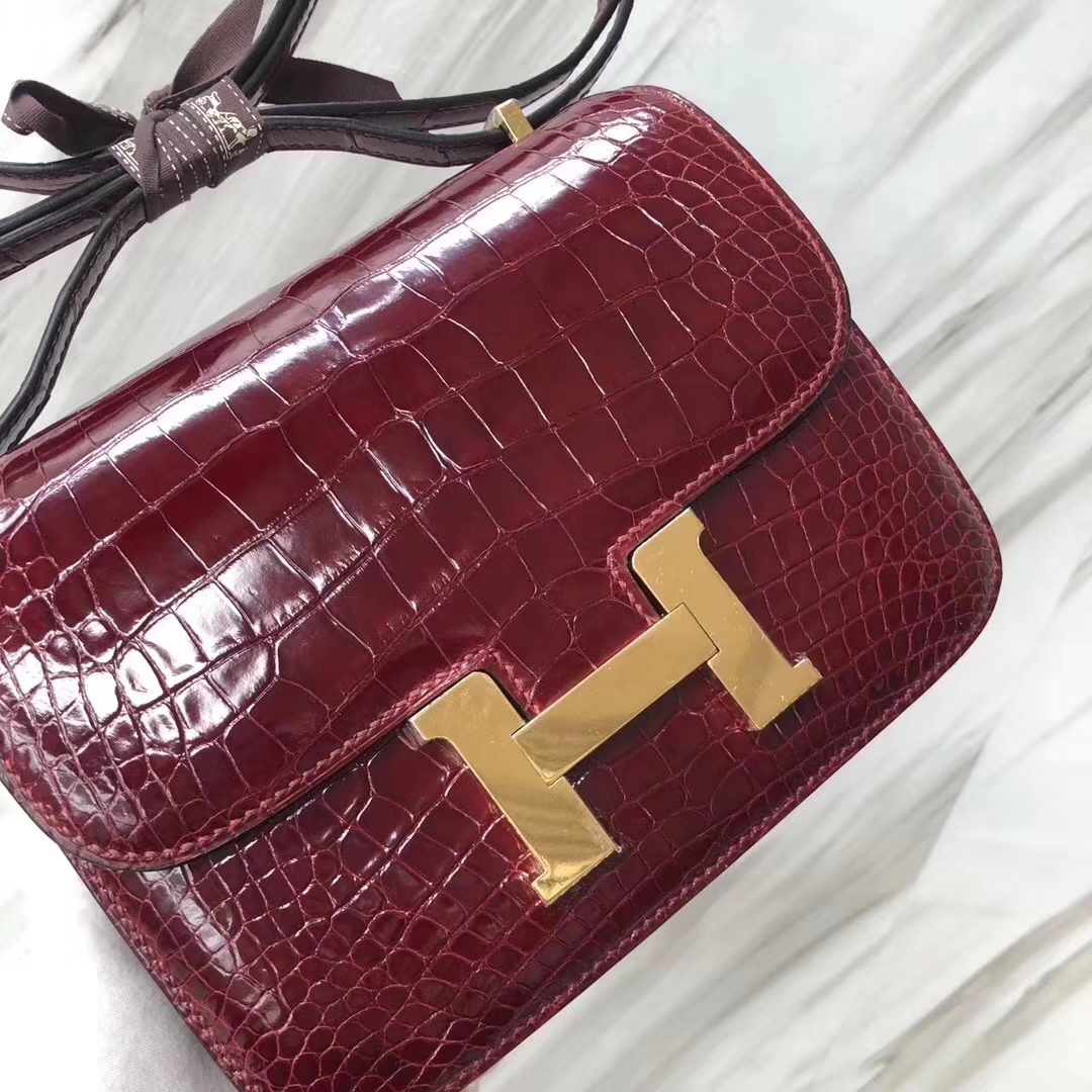 Hermès(爱马仕)Constance空姐包 Alligator shiny 亮面鳄鱼 F5 勃艮第酒红 金扣 18cm-拉尔森鳄鱼皮具定制 - 爱马仕包包官网 Hermès(爱马仕)Constance空姐包 Alligator shiny 亮面鳄鱼 F5 勃艮第酒红 金扣 18cm